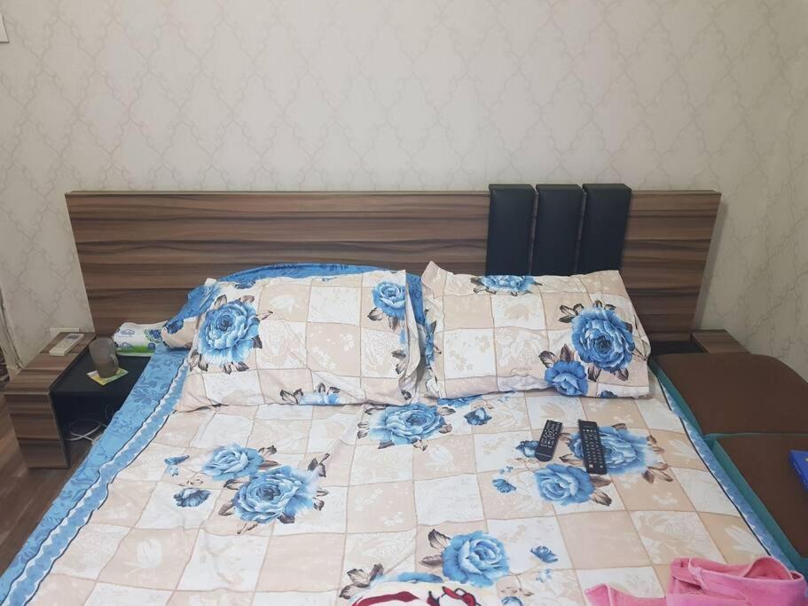 un letto con fiori blu sopra di شقة مفروشة للايجار فى مصر الجديده مدة قصيرة باليوم a Il Cairo
