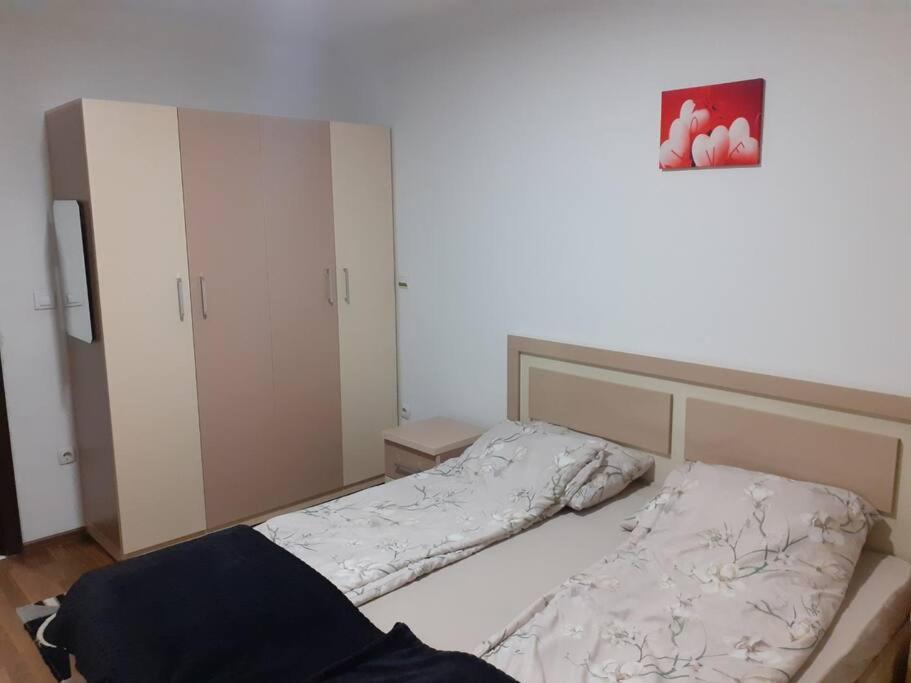 um quarto com uma cama e um armário em Apartment Dastidi em Kosovska Mitrovica