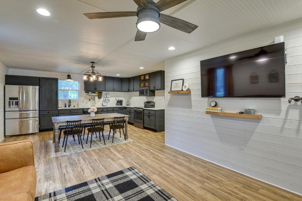 DogFriendly Midlothian Home with Yard, Fire Pit!, Midlothian (updated