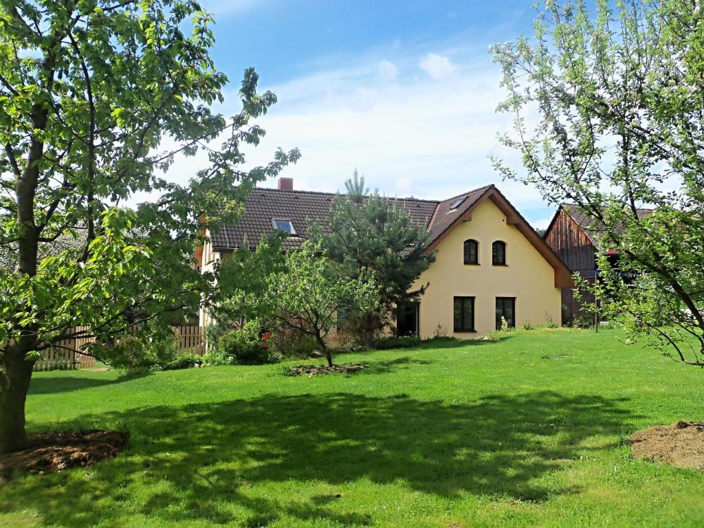 ein Haus mit einem Garten mit grünem Gras und Bäumen in der Unterkunft Chalupa Pod Melechovem in Světlá nad Sázavou