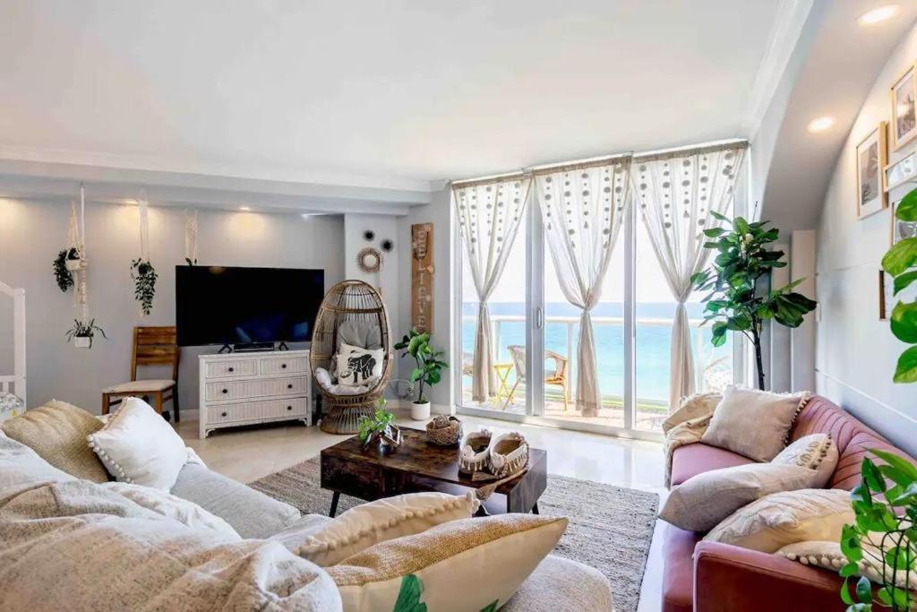 uma sala de estar com um sofá e uma televisão em Alquiler temporario Miami em Hollywood