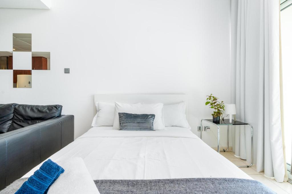 Giường trong phòng chung tại White Sage - Luxurious Studio in JLT With City Skyline View
