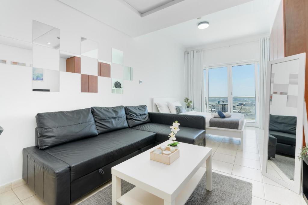 Khu vực ghế ngồi tại White Sage - Luxurious Studio in JLT With City Skyline View