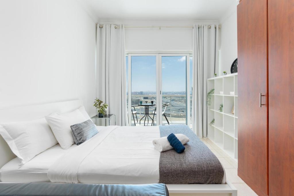Giường trong phòng chung tại White Sage - Luxurious Studio in JLT With City Skyline View