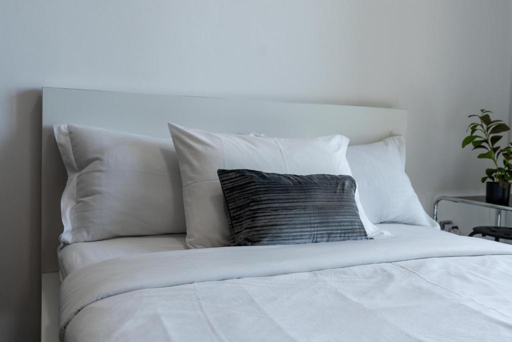 Giường trong phòng chung tại White Sage - Luxurious Studio in JLT With City Skyline View