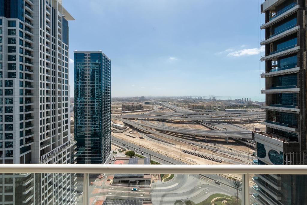 Cảnh Dubai hoặc tầm nhìn thành phố từ căn hộ