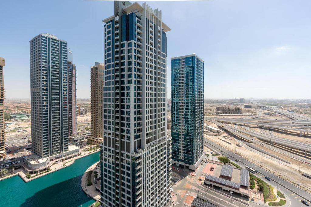 Cảnh Dubai hoặc tầm nhìn thành phố từ căn hộ