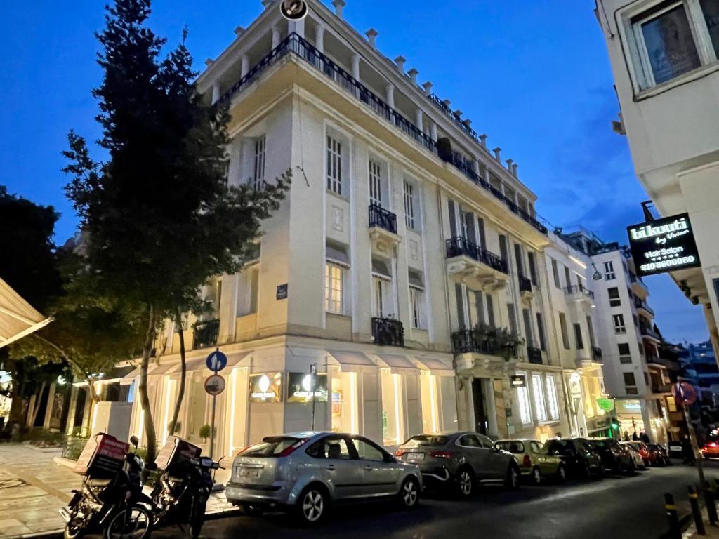 um grande edifício branco com carros estacionados em frente em Athens Kolonaki Luxury Home em Atenas