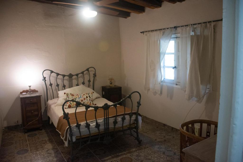 een slaapkamer met een bed en een raam bij La Finca de Buen Orden in San Martín