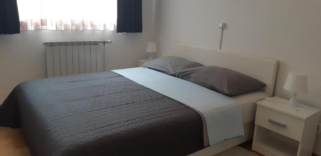 Posteľ alebo postele v izbe v ubytovaní Apartment with garage Lavici