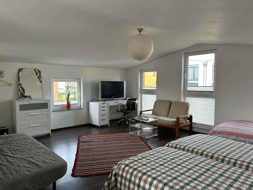 科隆的住宿－House Susanne，酒店客房设有两张床和电视。