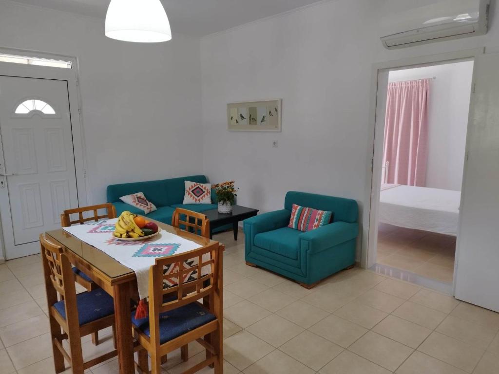 Część wypoczynkowa w obiekcie Emmanuela House with garden & sea view - Triopetra