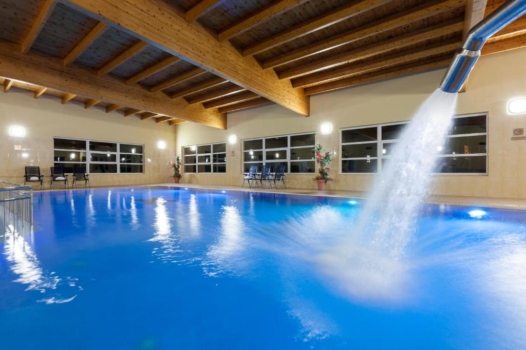 Bazén v ubytování BURSZTYN - BERNSTEIN SPA & Wellness nebo v jeho okolí