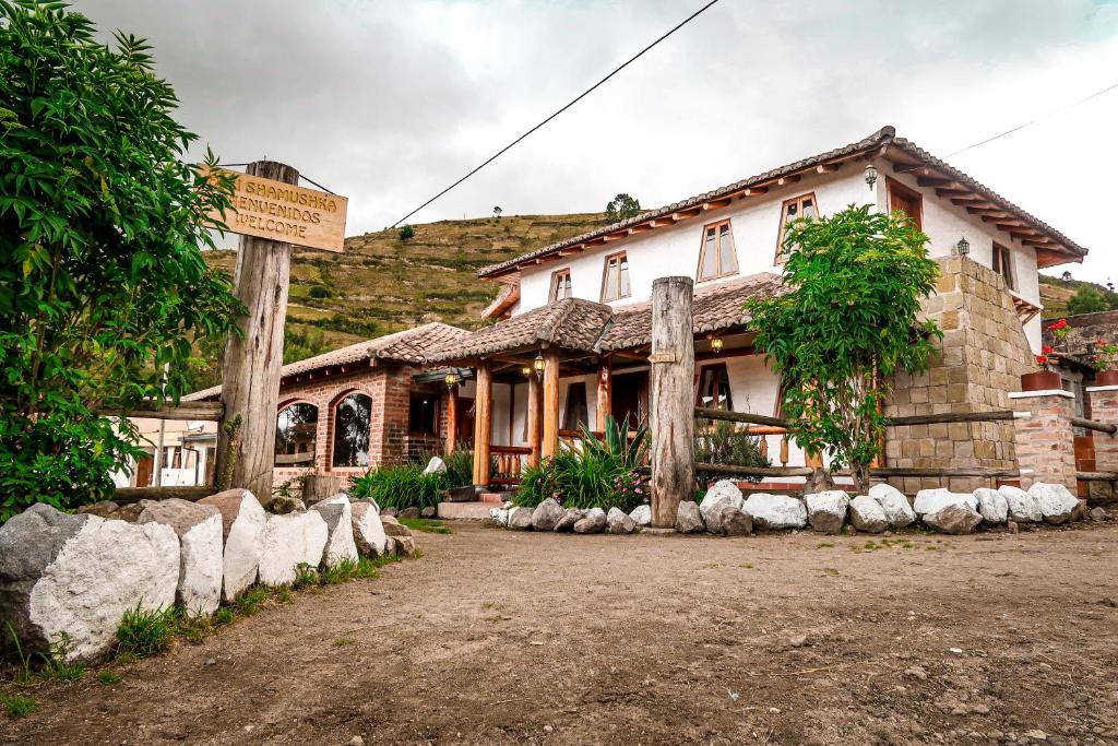ein Haus mit einem Schild davor in der Unterkunft Comunidad La Moya, Calpi in Riobamba