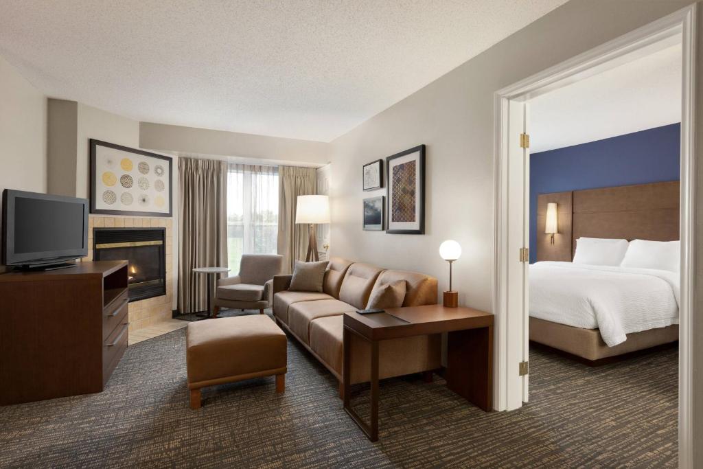 um quarto de hotel com uma cama e uma sala de estar em Residence Inn by Marriott Chicago / Bloomingdale em Bloomingdale