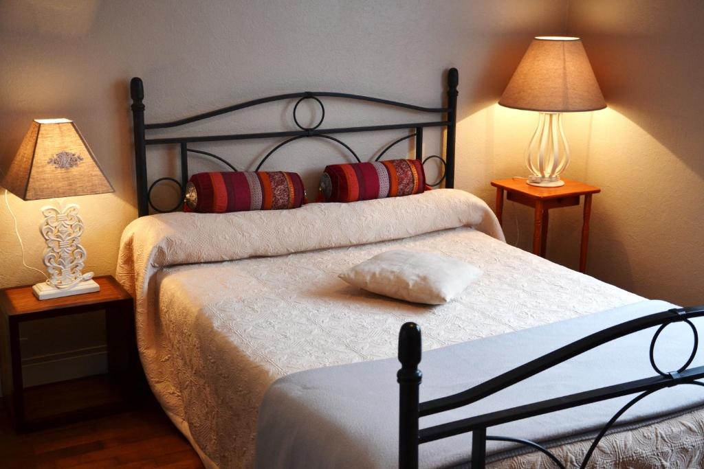 سرير أو أسرّة في غرفة في Chambre d'hôtes La Masana