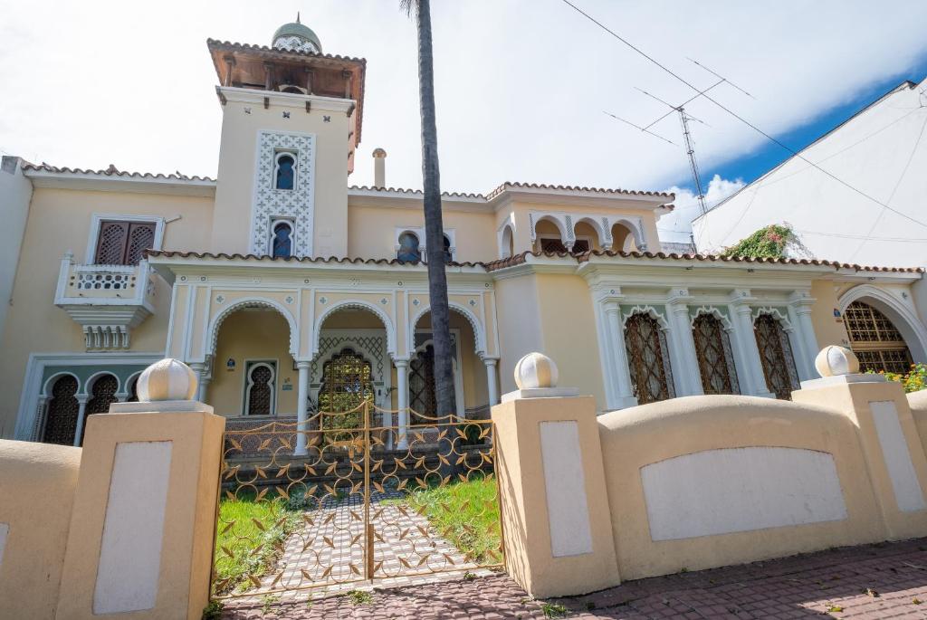 Un edificio con una torre de reloj en la parte superior. en Augusta Palace, en Salta