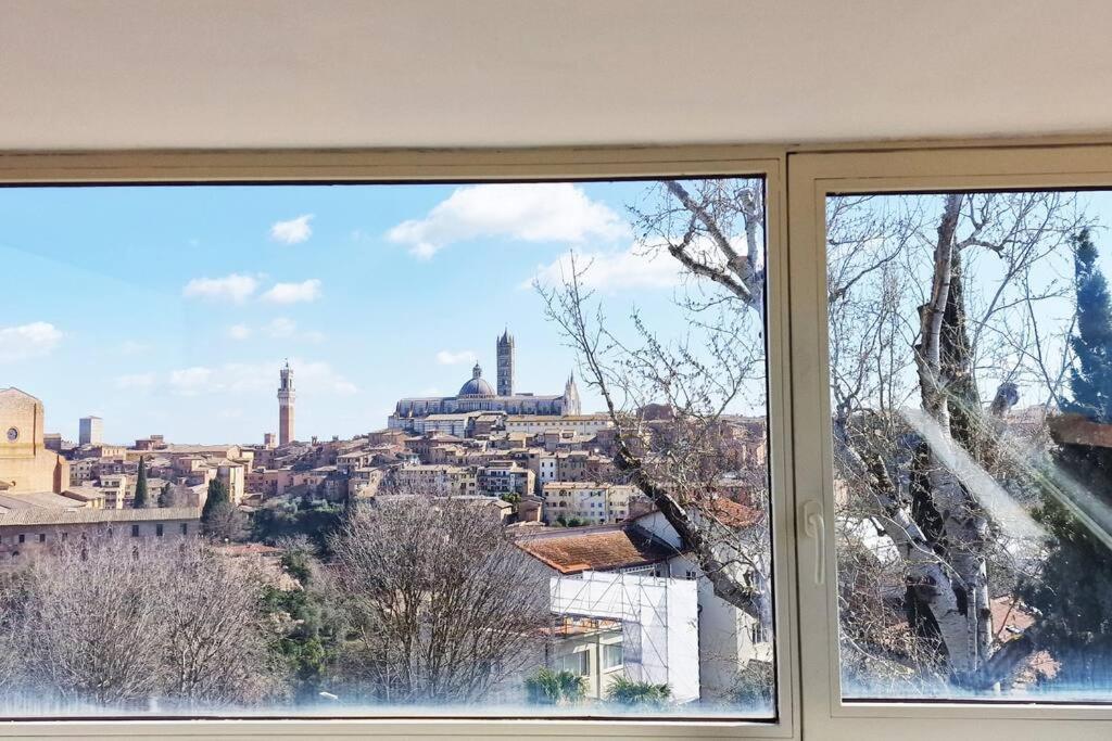een raam met uitzicht op de stad bij L'Altana in Siena