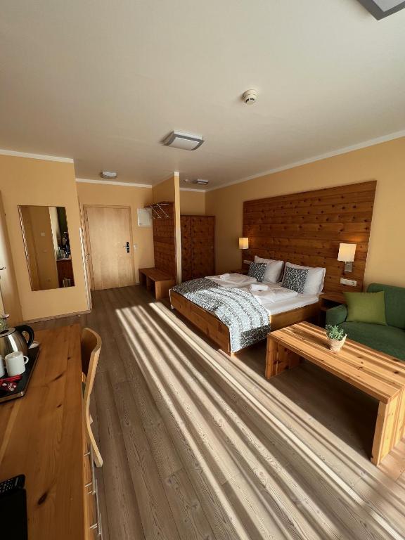 Posteľ alebo postele v izbe v ubytovaní Das AlplResort "ALMfrequenz"