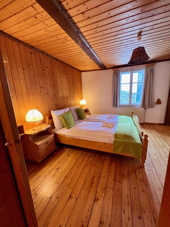 Posteľ alebo postele v izbe v ubytovaní Das AlplResort "ALMfrequenz"