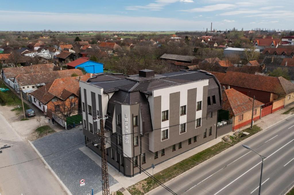 uma vista superior de um edifício numa rua da cidade em Garni Hotel IMPERIUM Subotica em Subotica