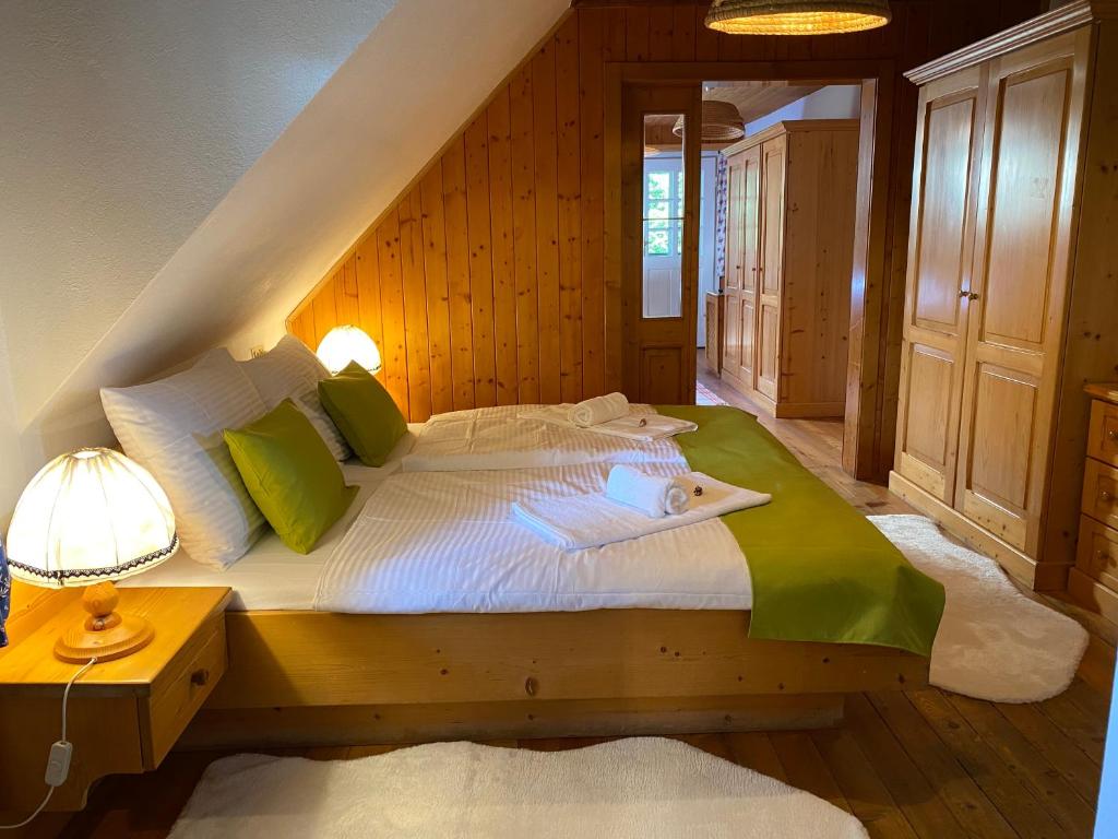 Posteľ alebo postele v izbe v ubytovaní Das AlplResort "ALMfrequenz"