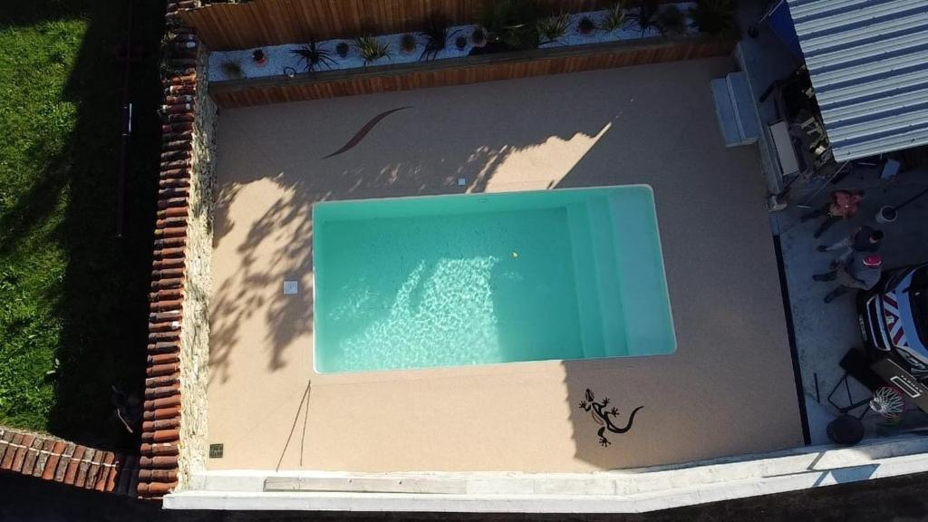 Vista sulla piscina di MAISON 6 PERS PROCHE DE LA MER o su una piscina nei dintorni