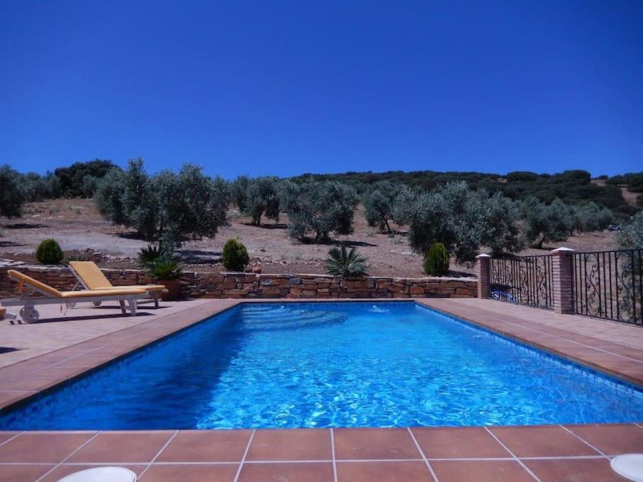 uma piscina num quintal com um pátio em Villa San Nicolas - private, tranquil, relaxing.. em Ermita Nueva