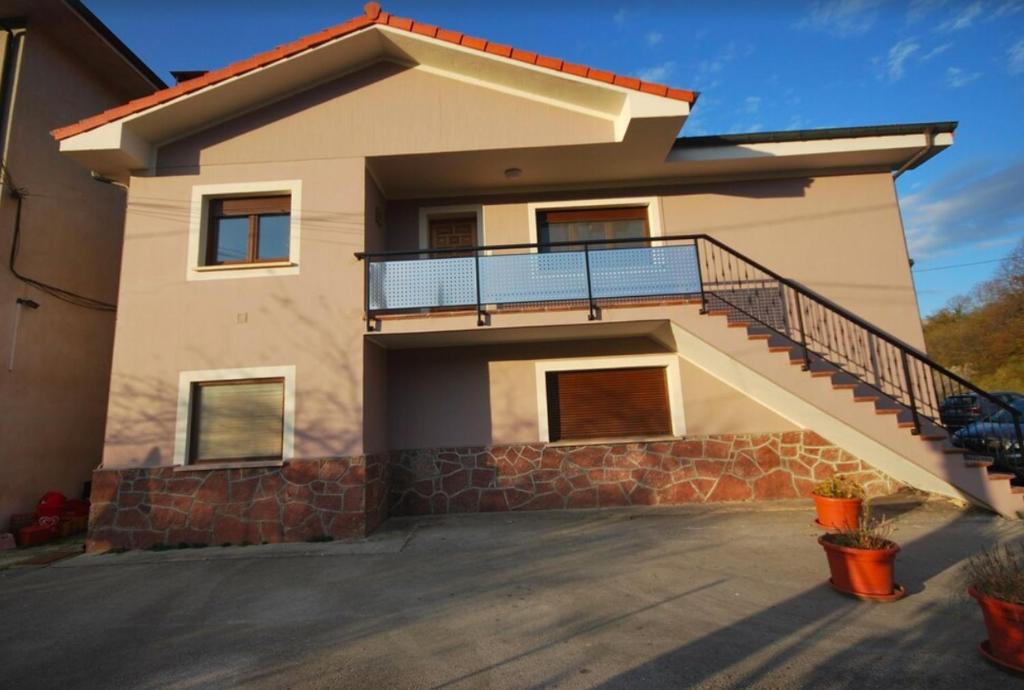 ein Haus mit Balkon darüber in der Unterkunft Casa Balbi in Canales