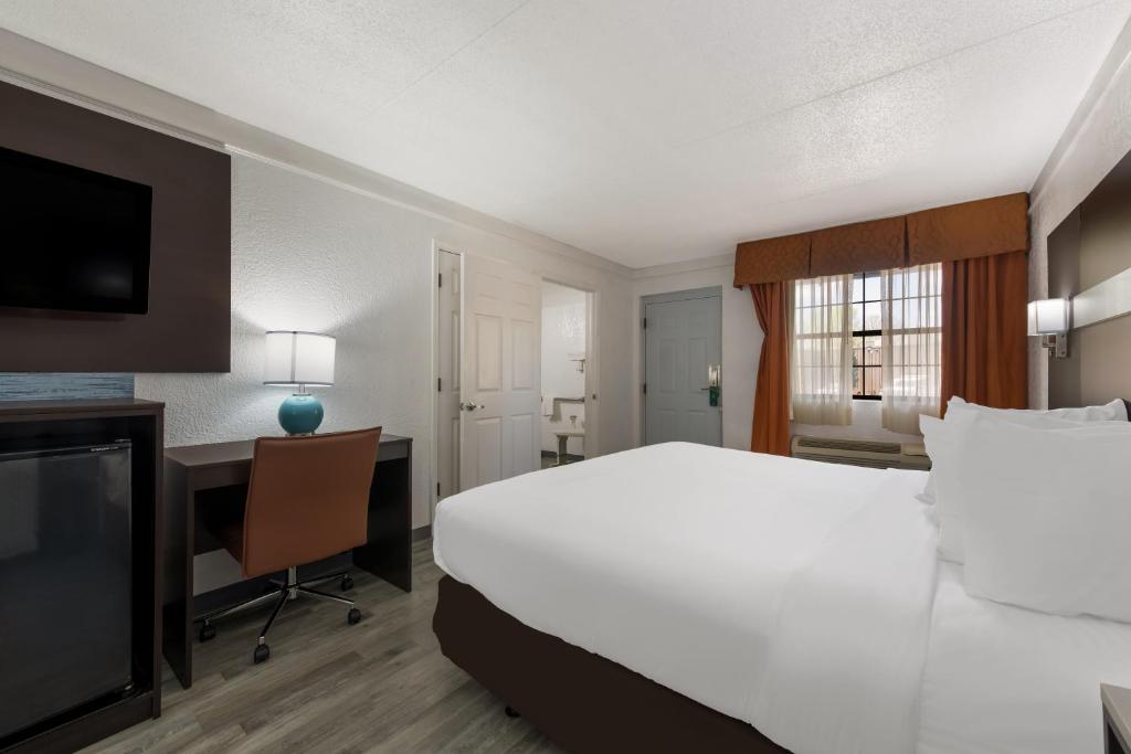 Quality Inn & Suites Airport photo