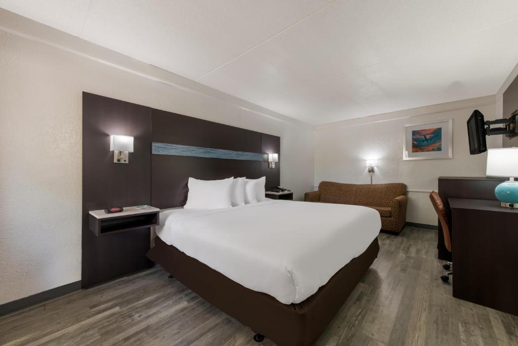 Quality Inn & Suites Airport photo