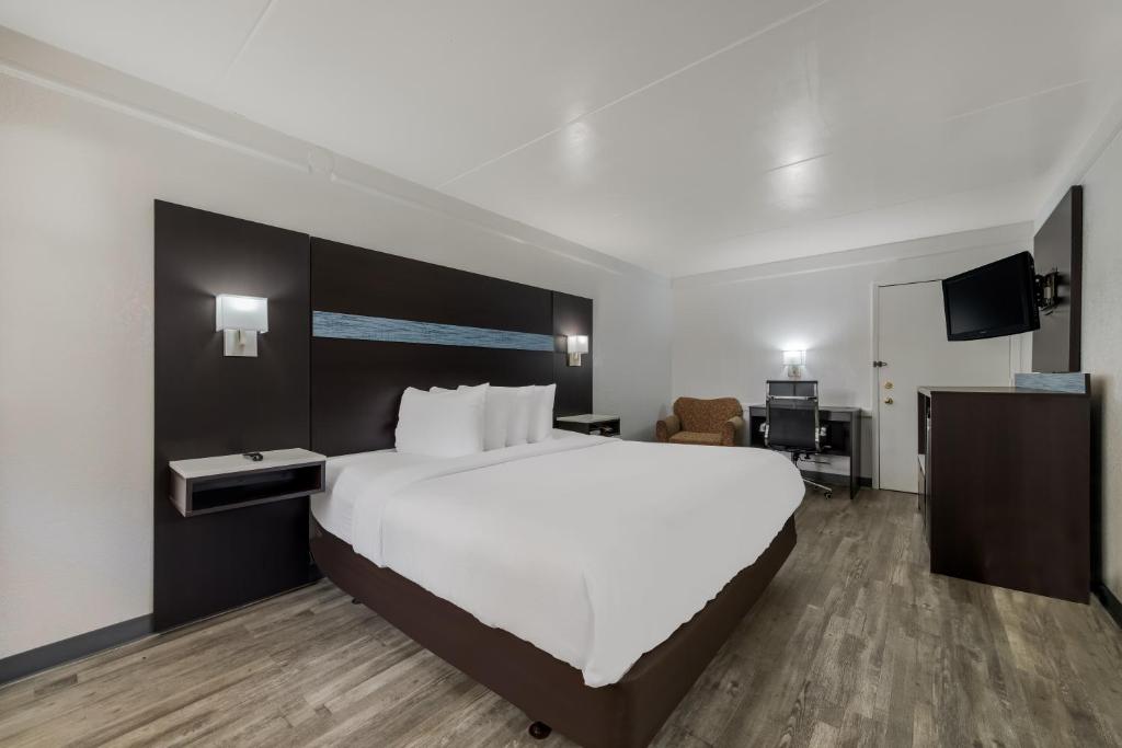 Quality Inn & Suites Airport - 