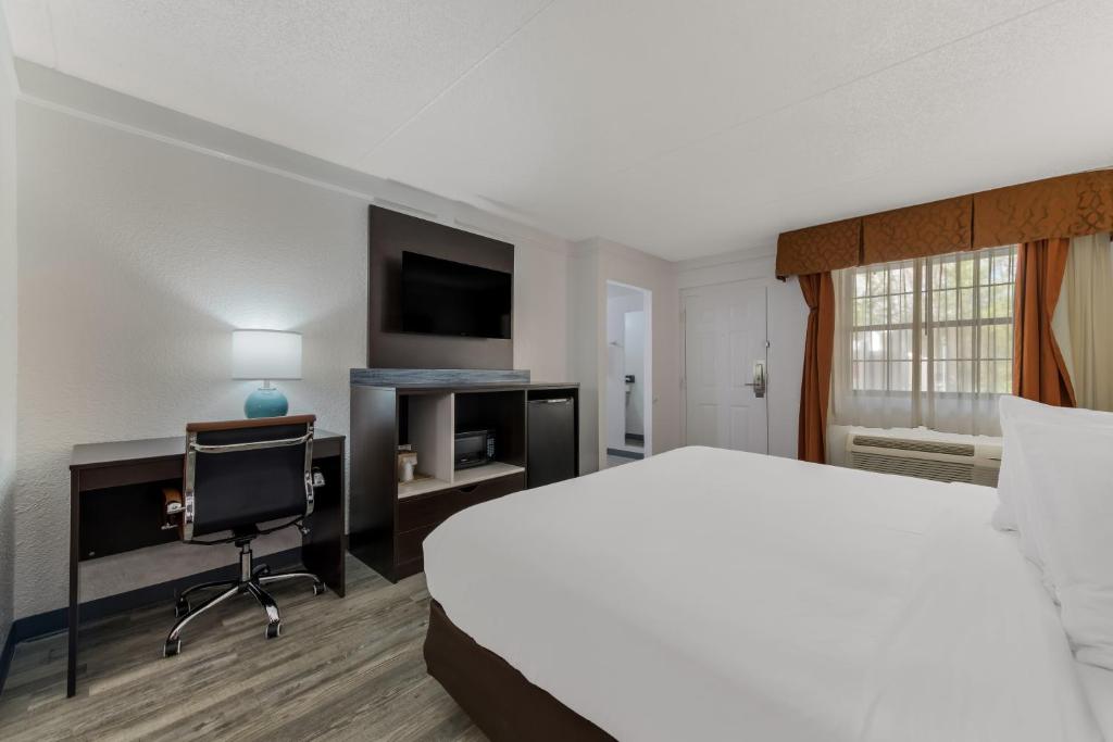 Quality Inn & Suites Airport - 