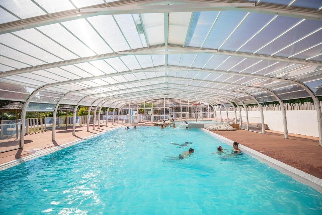 duży basen z ludźmi w wodzie w obiekcie Camping Les Moutiers-en-Retz w mieście Prigny