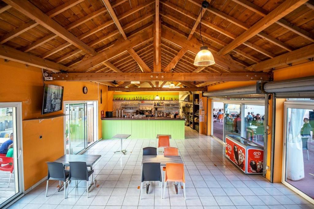 Restauracja lub miejsce do jedzenia w obiekcie Camping Les Moutiers-en-Retz