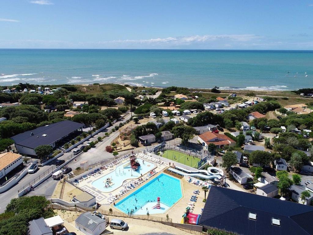 - une vue aérienne sur un complexe avec une piscine dans l'établissement Camping Saint Georges d'Oléron, à Saint-Georges-dʼOléron