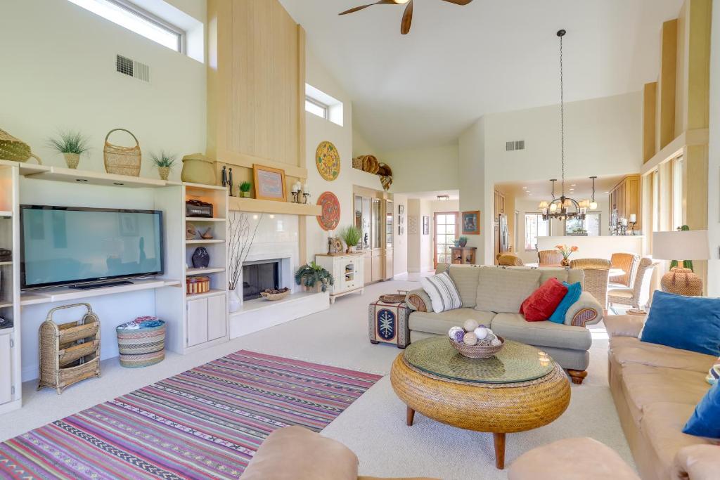Μια τηλεόραση ή/και κέντρο ψυχαγωγίας στο Upscale La Quinta Retreat 5 Mi to Coachella!
