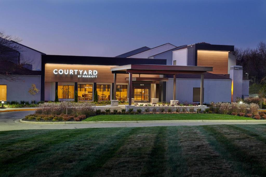 un gran edificio con una farmacia en el patio en Courtyard by Marriott Indianapolis Castleton, en Indianápolis