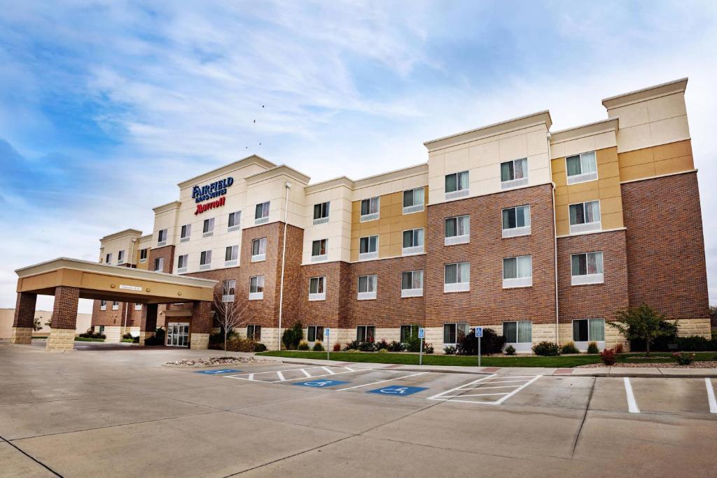 d'un bâtiment d'hôtel avec un parking dans l'établissement Fairfield Inn & Suites by Marriott Grand Island, à Grand Island