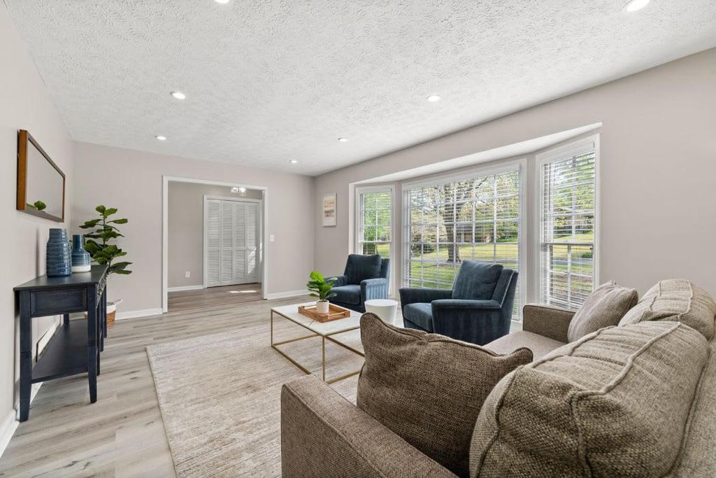 Χώρος καθιστικού στο Beautiful Newly-Renovated Home in Indian Hills