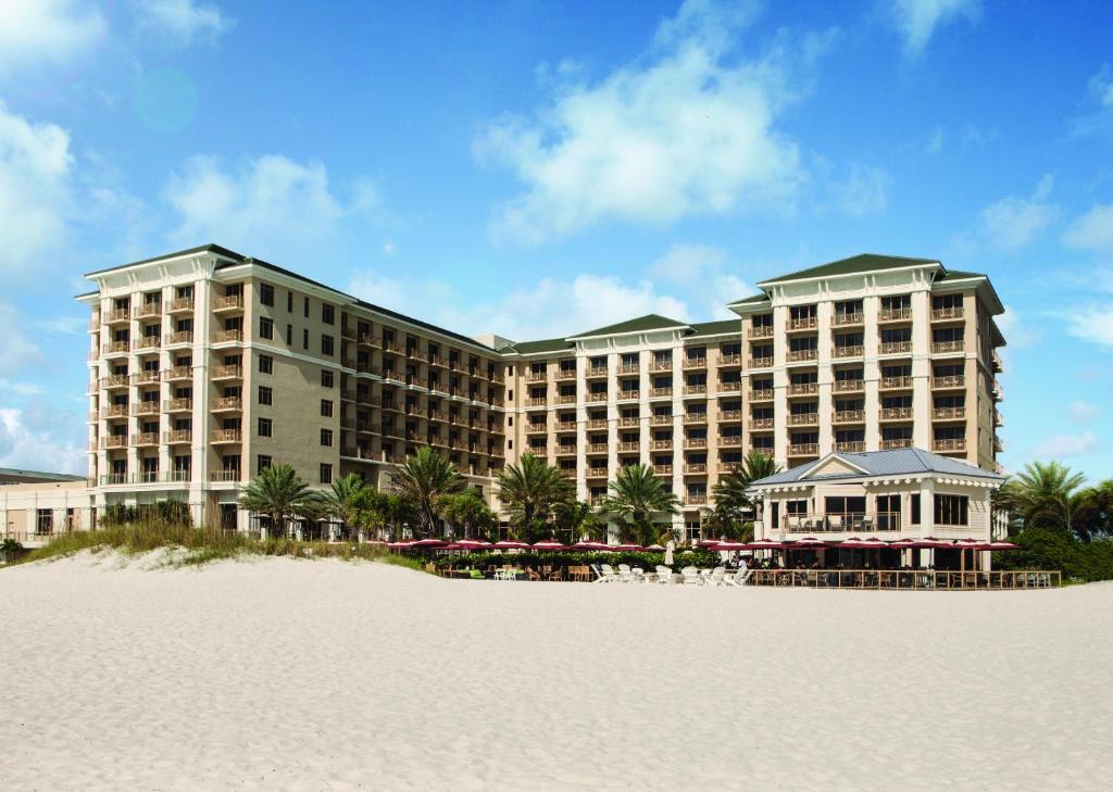un grand hôtel sur la plage avec une plage dans l'établissement Sandpearl Resort Private Beach, à Clearwater Beach