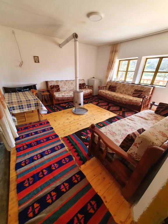 - un salon avec une table et un canapé dans l'établissement Sebishti Guesthouse, 