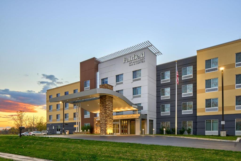 黑格斯敦的住宿－Fairfield by Marriott Inn & Suites Hagerstown，酒店外观的 ⁇ 染