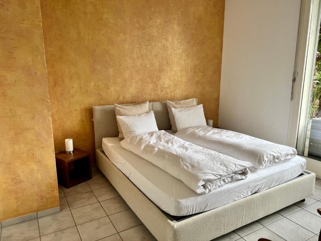 Postel nebo postele na pokoji v ubytování Wohnung mit Aussicht auf Lago Maggiore & Pool
