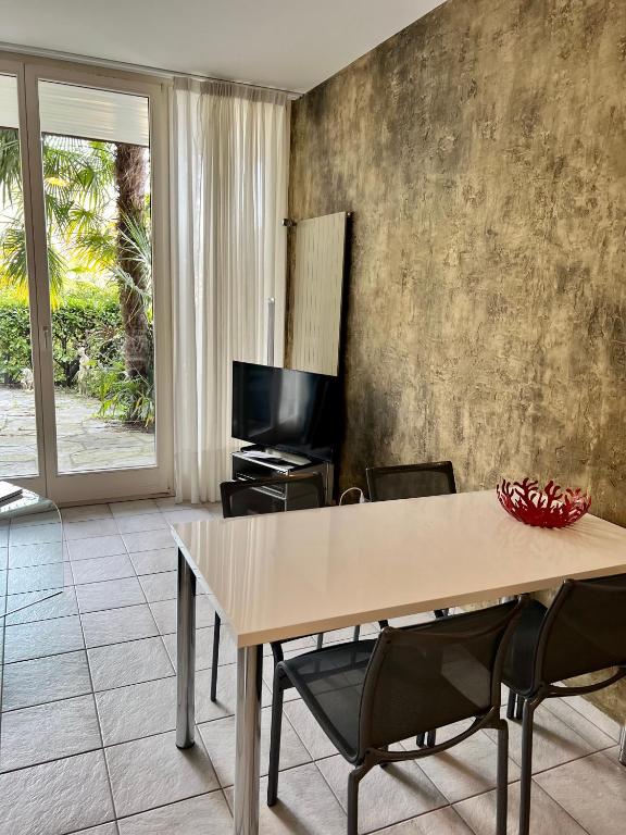 TV a/nebo společenská místnost v ubytování Wohnung mit Aussicht auf Lago Maggiore & Pool