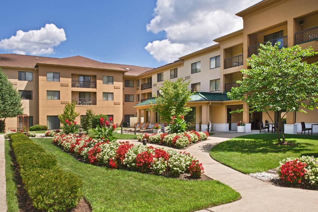 un edificio de apartamentos con flores en el patio en Courtyard Parsippany, en Parsippany