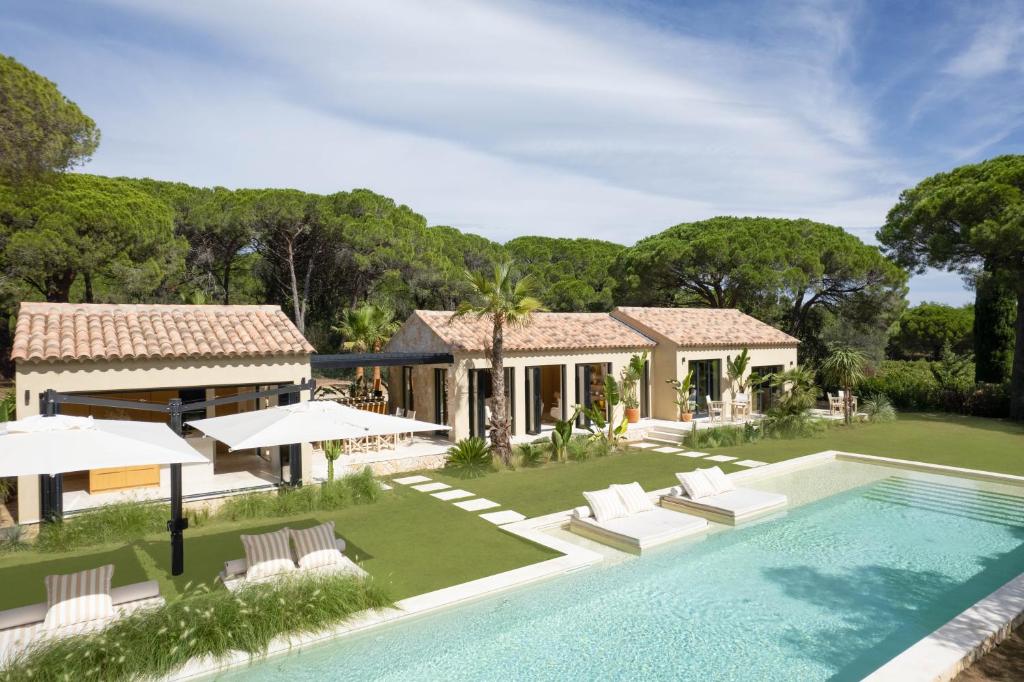 an aerial view of a villa with a swimming pool at Villa Ariel in Ramatuelle
