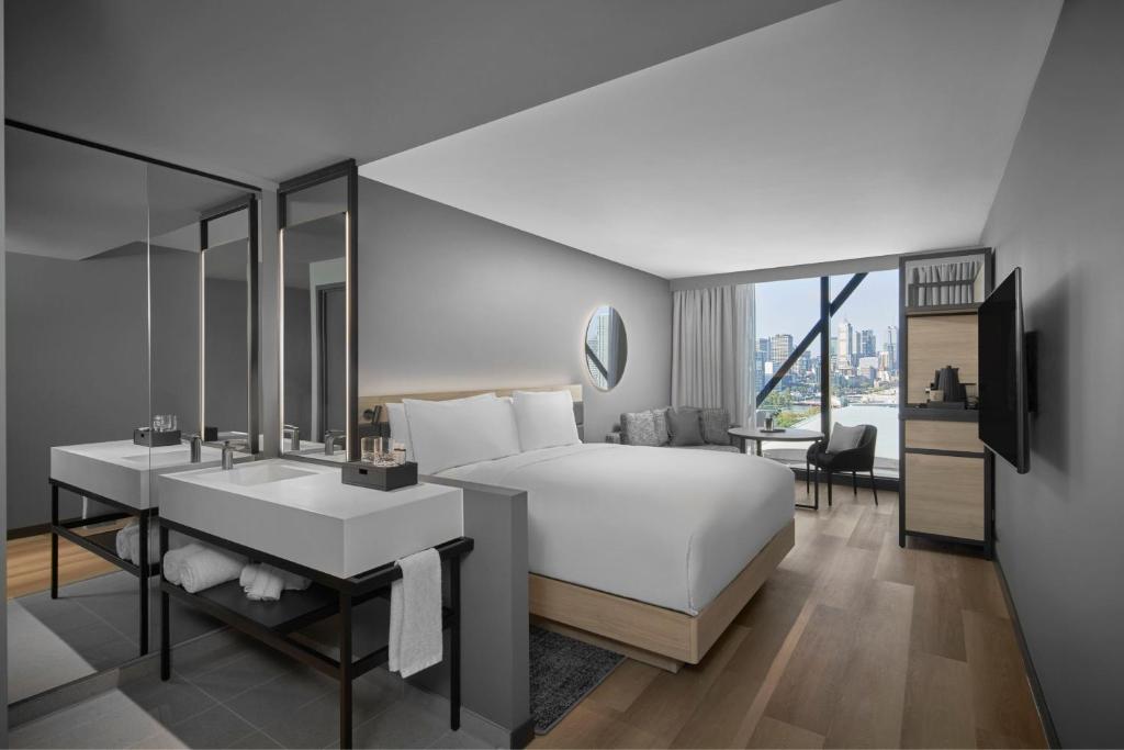 Postel nebo postele na pokoji v ubytování AC Hotel by Marriott Melbourne Southbank