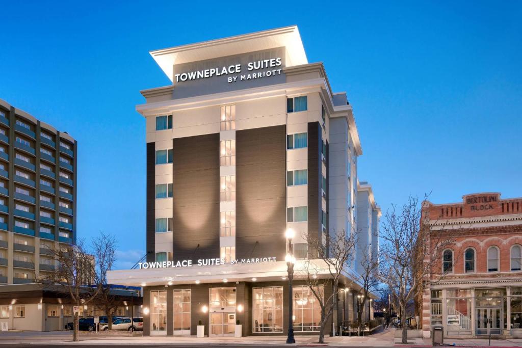 um edifício com um sinal em cima em TownePlace Suites by Marriott Salt Lake City Downtown em Salt Lake City