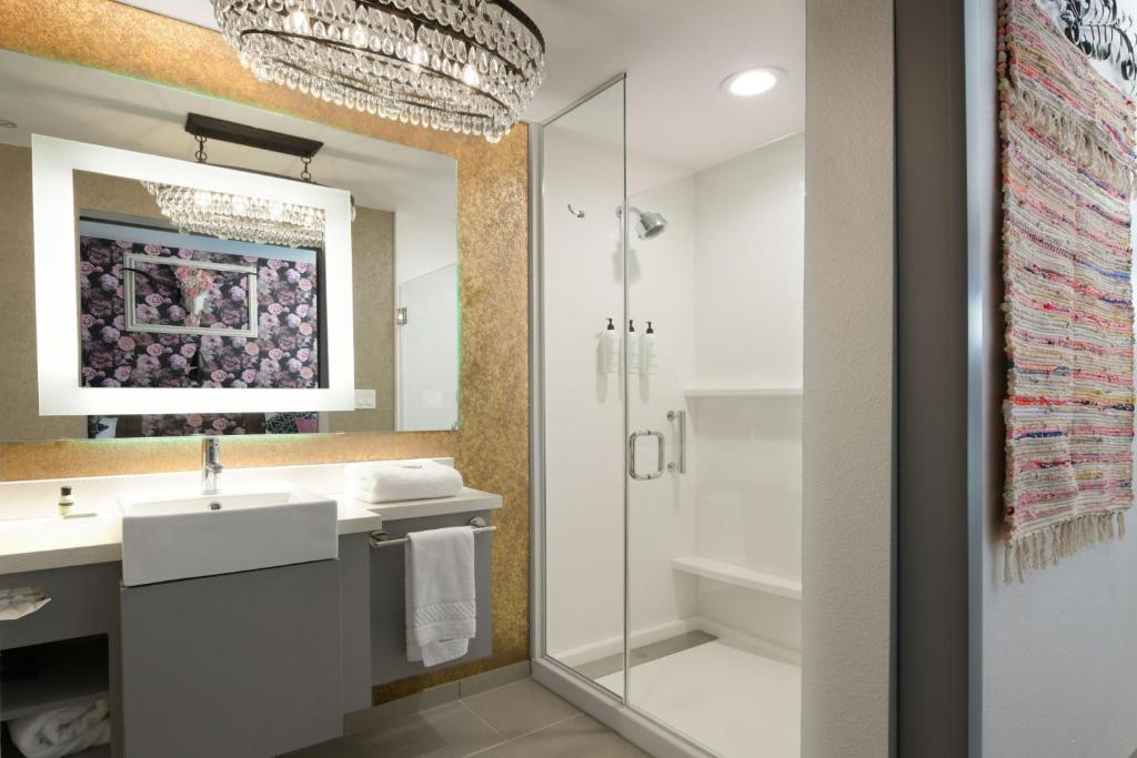Koupelna v ubytování SpringHill Suites by Marriott Lindale Tyler